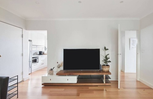 Windsor Apartment | Central Treetop Overlook with Parking in Windsor