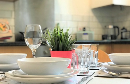 Wigan House | Central Wigan Welcoming Townhouse sleeps up to 6