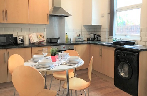 Wigan House | Central Wigan Welcoming Townhouse sleeps up to 6