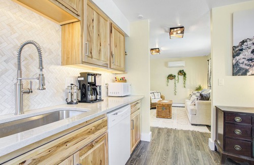 Cimarron Hills Apartment | Centrally Located with 180° Mountain Range Views