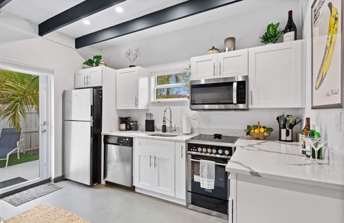 Tarpon River House | Centrally Located and Stylish 1BR/1BA Guest House