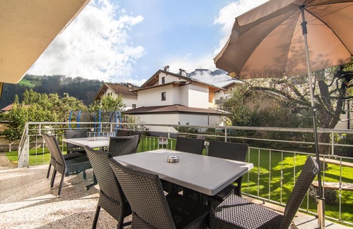Zell am Ziller House | Centrally located holiday home with a garden