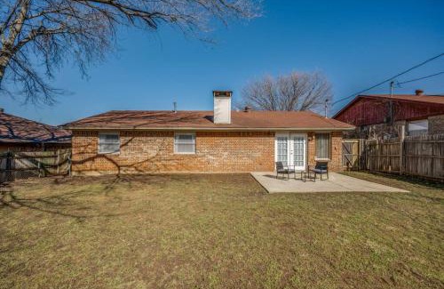 Denton House | Centrally Located 3BR 2BA - !