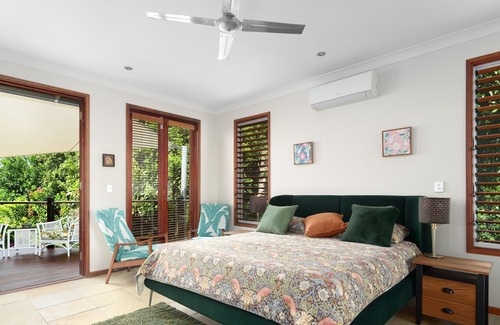 Tin Can Bay House | Centrally located and a nice walk to the bay