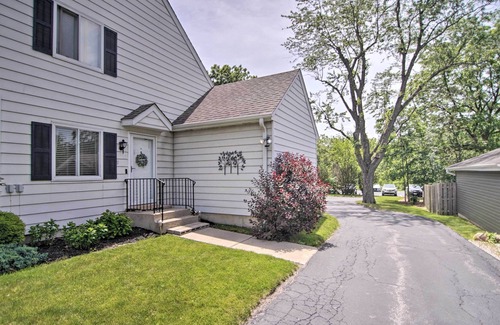 Gurnee House | Centrally Located Gurnee Townhome w/ Deck!