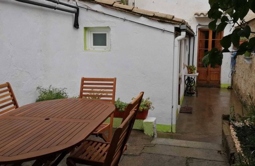 Banyoles House | Centrally located house with patio