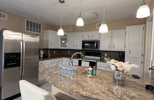 Northeast Houston House | Centrally located Houston Retreat! Sleeps 8, 10 Min to Downtown, Free Parking!