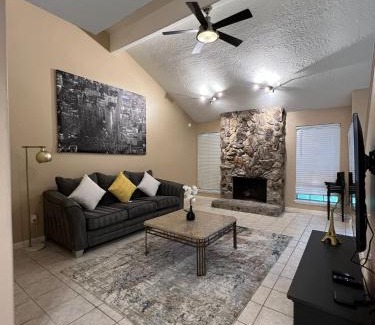 Northeast Houston Apartment | Centrally located Houston Retreat! Sleeps 8, 10 Min to Downtown, Free Parking