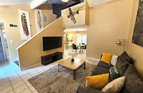 Northeast Houston Apartment | Centrally located Houston Retreat! Sleeps 8, 10 Min to Downtown, Free Parking