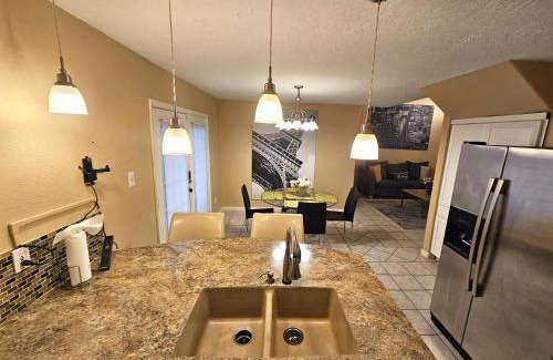 Northeast Houston Apartment | Centrally located Houston Retreat! Sleeps 8, 10 Min to Downtown, Free Parking