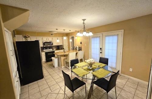 Northeast Houston Apartment | Centrally located Houston Retreat! Sleeps 8, 10 Min to Downtown, Free Parking
