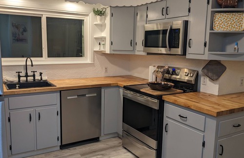 Pittsfield House | Centrally located in the Berkshires - Cozy Bungalow in SE Pittsfield!