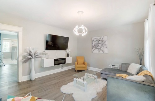 Roselawn Finance House | Centrally located Modern entertainment home for the whole family