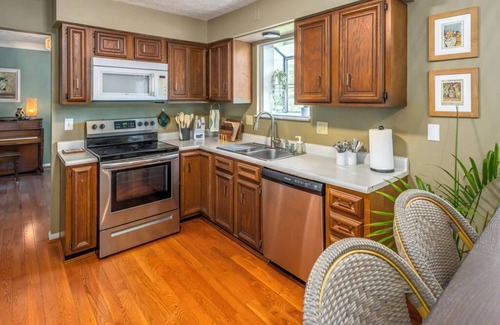 Florence House | Centrally Located near airport, Museums, and More, with 4 BRs and 3 Full Baths