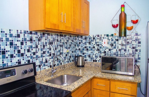 Constant Spring Apartment | Centrally located Oakland Guest Apartment I