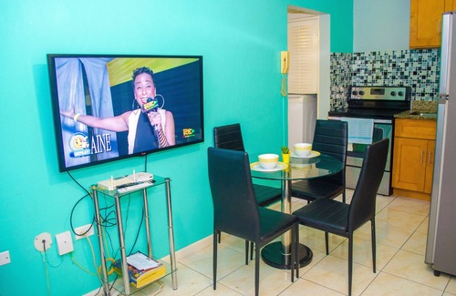Constant Spring Apartment | Centrally located Oakland Guest Apartment I