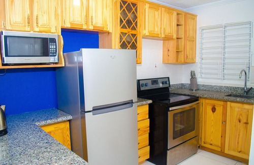 Constant Spring Apartment | Centrally located Oakland Guest Apartment II