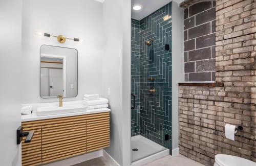 Grand Rapids Apartment | Centrally located private king suite