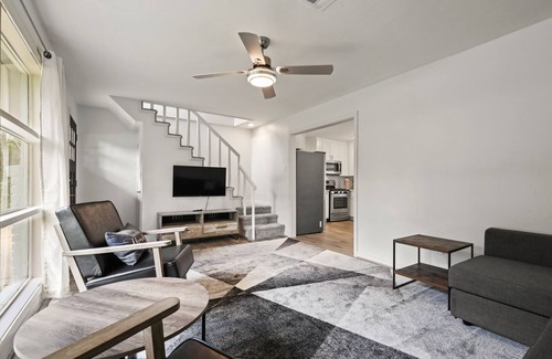 Spring Branch West House | Centrally located remodeled home close to downtown and airport!