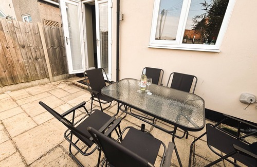 Hornsea House | Centrally-located seaside holiday home with parking space and private garden