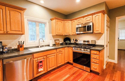 Rochester House | Centrally located Spacious & Comfortable 2 Master Bedroom Home For large Groups