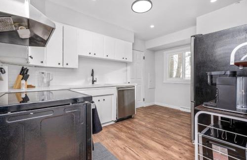 Highland Park Apartment | CentreStreet-Cozy Petfriendly 4bedsuite 04Entire