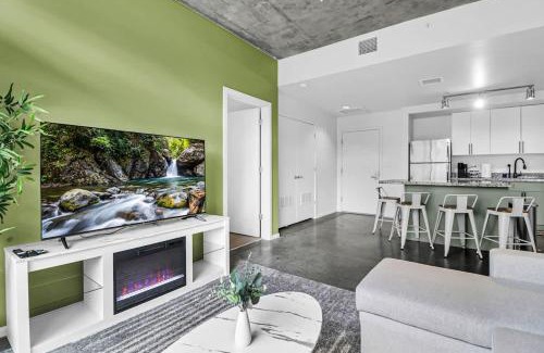 Evans Churchill Apartment | Centric 2BR In HEART of DTPHX Free Garage Parking