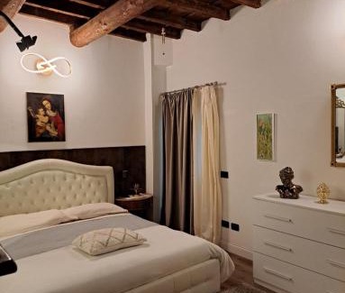 Ravenna Apartment | Centro storico, Centralissimo LUXURY SMERALDO SUITE Doccia Idromassaggio ,paniere gratuito con piccola colazione