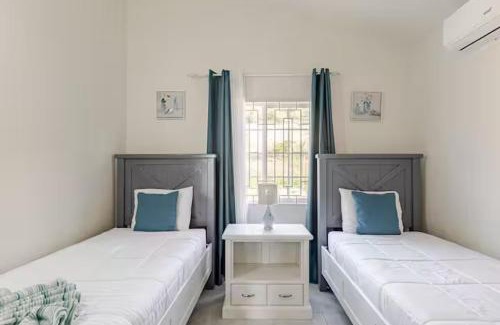Discovery Bay House | Cerulean Getaway, 2Bedroom OCV with Pool & Beach Access