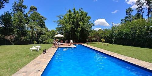 Sao Joao Novo House | Chácara com jardim e piscina no alto da serra