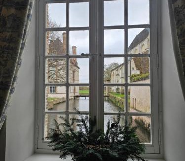 Saint-Lubin-des-Joncherets Apartment | Château Studio With Water Views