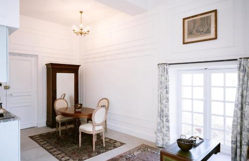 Saint-Lubin-des-Joncherets Apartment | Château Studio With Water Views
