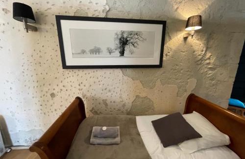 Saincaize-Meauce Bed & Breakfast | Château de Meauce, Chambre Catherine de Monteruc