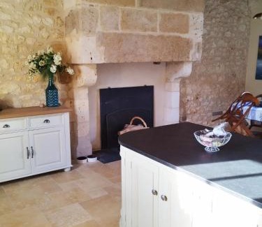 Juillac Villa | Château LA ROBERTERIE logement entier proche Saint Emilion