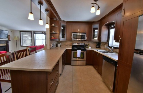 Sainte-Lucie-des-Laurentides House | Chalet Le Bois - Bord de Plage et Spa Privé