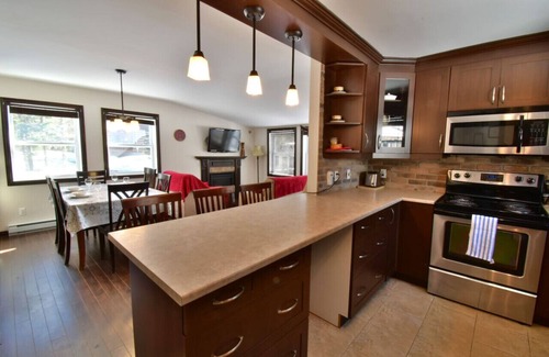 Sainte-Lucie-des-Laurentides House | Chalet Le Bois - Bord de Plage et Spa Privé