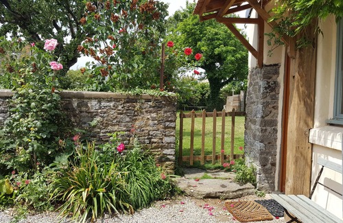 St-Georges-de-la-Riviere Cottage | Charming little house near the sea