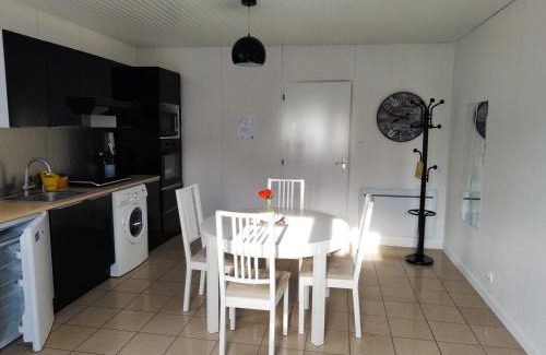 Saint-Pierre-des-Echaubrognes Apartment | Chalet 38 m2, au calme reposant, près du puy/fou