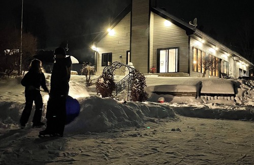 Saint-Gabriel-de-Brandon Ski Chalet | Chalet with Lake View – Spa, Firepit & Double Garage –
