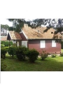 Abernessia House | Chale de Madeira - Lareira e Fogueira-lindo gramado com mesa para café da manhã, churrasqueira e fogueira