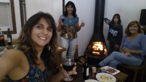 Abernessia House | Chale de Madeira - Lareira e Fogueira-lindo gramado com mesa para café da manhã, churrasqueira e fogueira