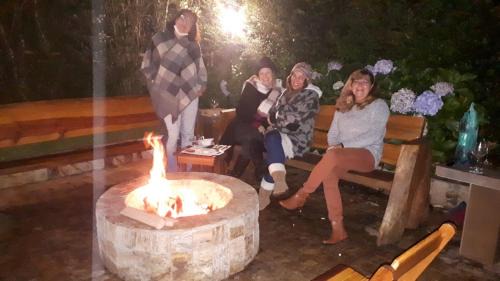 Abernessia House | Chale de Madeira - Lareira e Fogueira-lindo gramado com mesa para café da manhã, churrasqueira e fogueira