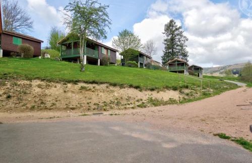 Les Noes House | Chalet 35m² PMR avec Terrasse, 2 Chambres, Piscine, Activités de Plein Air, Animaux Acceptés - FR-1-496-243