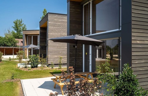 Leipheim Apartment | Chalet am Sonnensee 2 mit Moderner Einbauküche