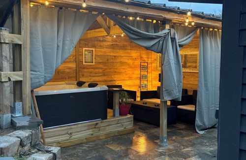Asnieres-sur-Oise Ski Chalet | Chalet and Spa in the heart of nature. Private garden and jacuzzi!