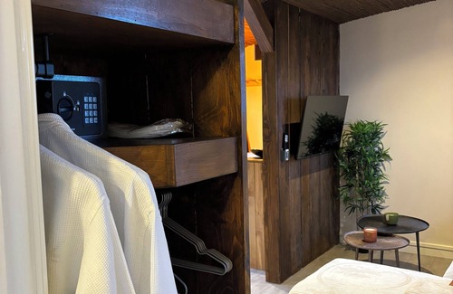 Asnieres-sur-Oise Ski Chalet | Chalet and Spa in the heart of nature. Private garden and jacuzzi!