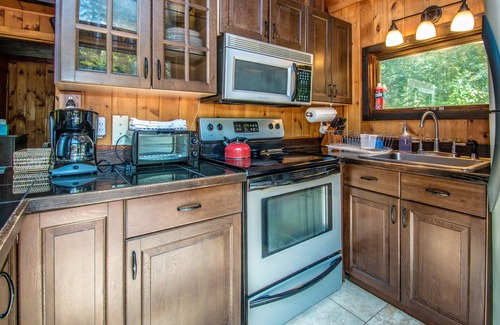North Conway Ski Chalet | Chalet at Cathedral Ledge base! Epic views, 5 min to village, walk to Echo Lake!