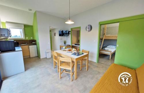 Villiers-Charlemagne House | Chalet au Bord de l'Eau avec Pont levis - Idéal Familles & Pêcheurs, 5-7 pers, Terrasse et Jeux - FR-1-600-166