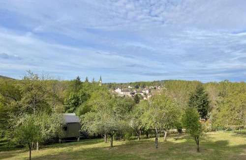 Saint-Bonnet-Troncais Apartment | Chalet avec Clim, Wi-Fi et Animaux Acceptés à Saint-Bonnet-Tronçais - FR-1-489-445
