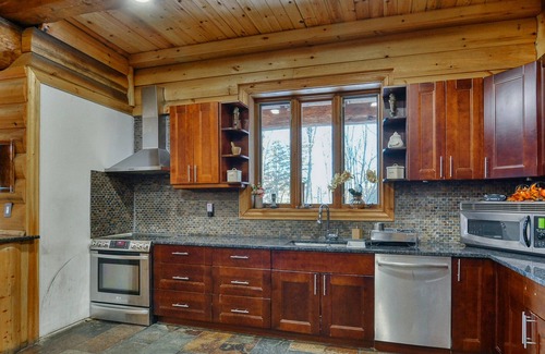 Wentworth-Nord Ski Chalet | CHALET BEAVERS POND INSIDE POOL
